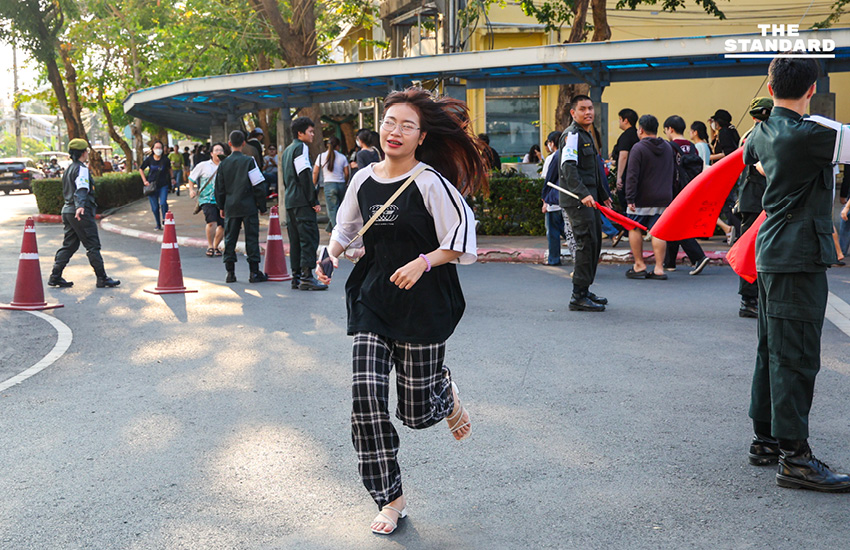 บรรยากาศประชาชนเข้าคูหาใช้สิทธิเลือกตั้งล่วงหน้าอย่างคึกคักที่มหาวิทยาลัยราชภัฏจันทรเกษม เขตจตุจักร 8