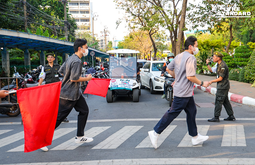 บรรยากาศประชาชนเข้าคูหาใช้สิทธิเลือกตั้งล่วงหน้าอย่างคึกคักที่มหาวิทยาลัยราชภัฏจันทรเกษม เขตจตุจักร 9
