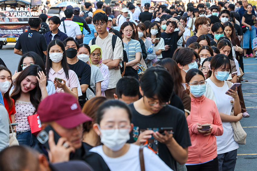 ประชาชนต่อแถวยาวรอใช้สิทธิเลือกตั้งล่วงหน้าภายในอาคารกีฬานิมิบุตร สนามกีฬาแห่งชาติ 1