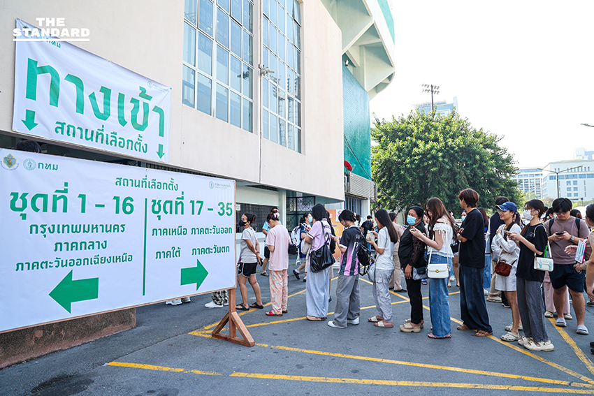 ประชาชนต่อแถวยาวรอใช้สิทธิเลือกตั้งล่วงหน้าภายในอาคารกีฬานิมิบุตร สนามกีฬาแห่งชาติ 10