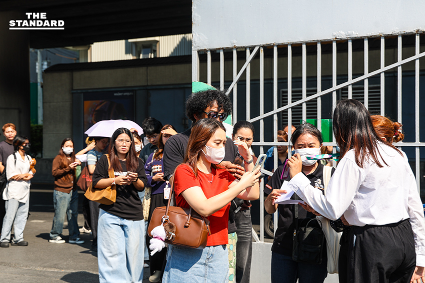 ประชาชนต่อแถวยาวรอใช้สิทธิเลือกตั้งล่วงหน้าภายในอาคารกีฬานิมิบุตร สนามกีฬาแห่งชาติ 11