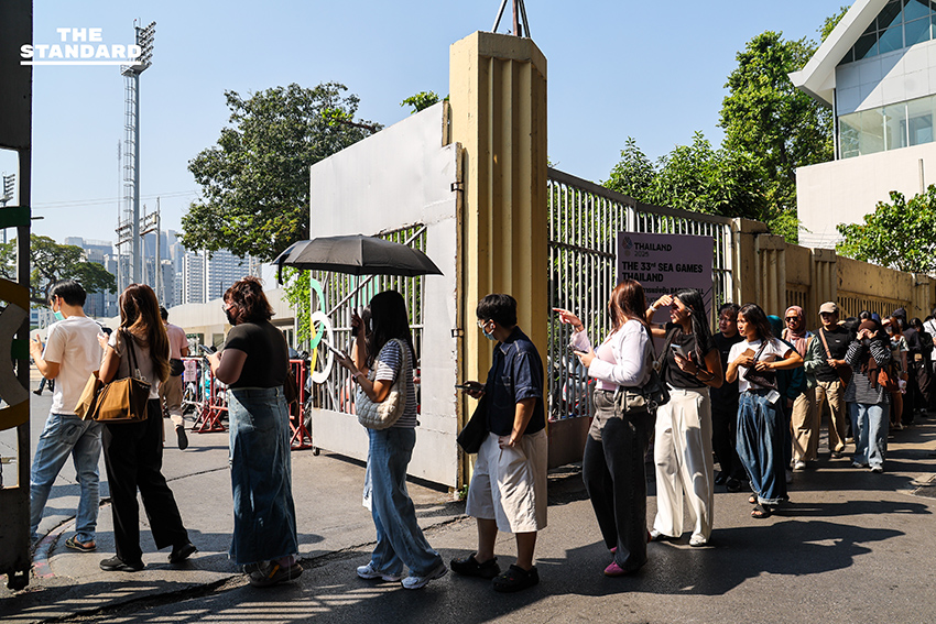 ประชาชนต่อแถวยาวรอใช้สิทธิเลือกตั้งล่วงหน้าภายในอาคารกีฬานิมิบุตร สนามกีฬาแห่งชาติ 12