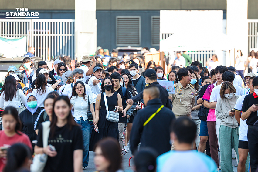 ประชาชนต่อแถวยาวรอใช้สิทธิเลือกตั้งล่วงหน้าภายในอาคารกีฬานิมิบุตร สนามกีฬาแห่งชาติ 2