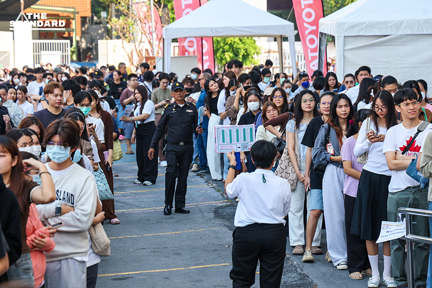 ประชาชนต่อแถวยาวรอใช้สิทธิเลือกตั้งล่วงหน้าภายในอาคารกีฬานิมิบุตร สนามกีฬาแห่งชาติ 3