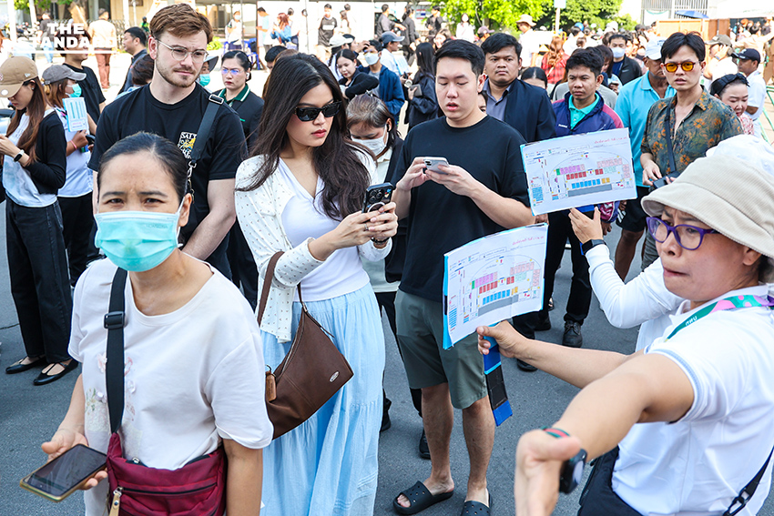 ประชาชนต่อแถวยาวรอใช้สิทธิเลือกตั้งล่วงหน้าภายในอาคารกีฬานิมิบุตร สนามกีฬาแห่งชาติ 5