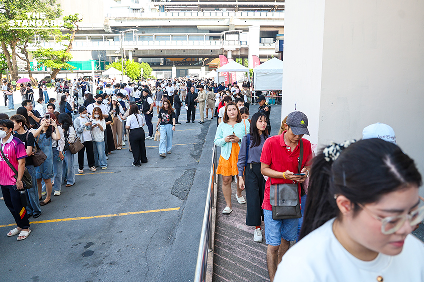 ประชาชนต่อแถวยาวรอใช้สิทธิเลือกตั้งล่วงหน้าภายในอาคารกีฬานิมิบุตร สนามกีฬาแห่งชาติ 6