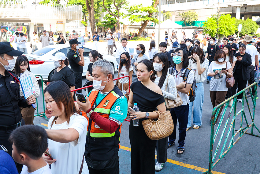 ประชาชนต่อแถวยาวรอใช้สิทธิเลือกตั้งล่วงหน้าภายในอาคารกีฬานิมิบุตร สนามกีฬาแห่งชาติ 7