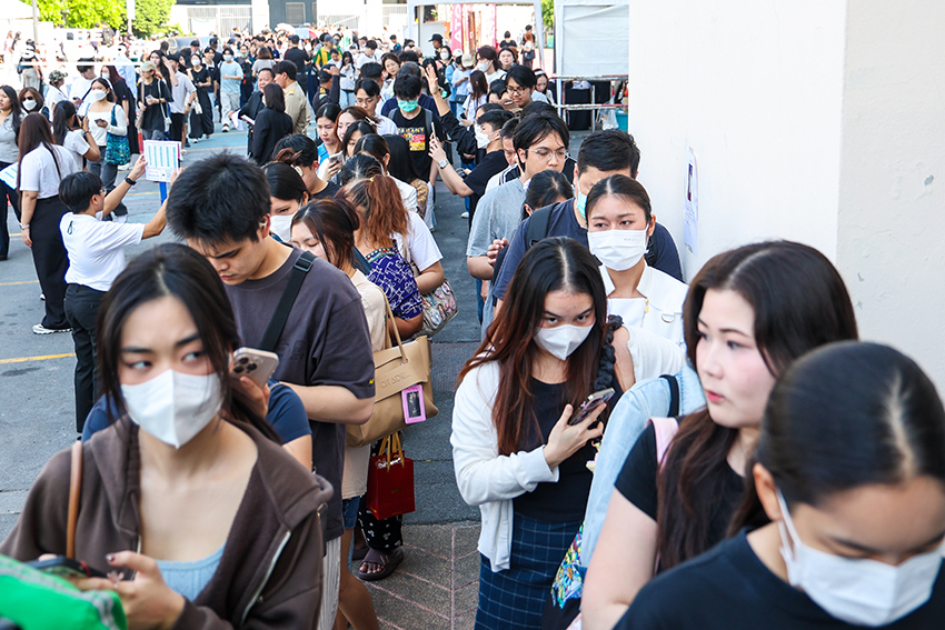 ประชาชนต่อแถวยาวรอใช้สิทธิเลือกตั้งล่วงหน้าภายในอาคารกีฬานิมิบุตร สนามกีฬาแห่งชาติ 8