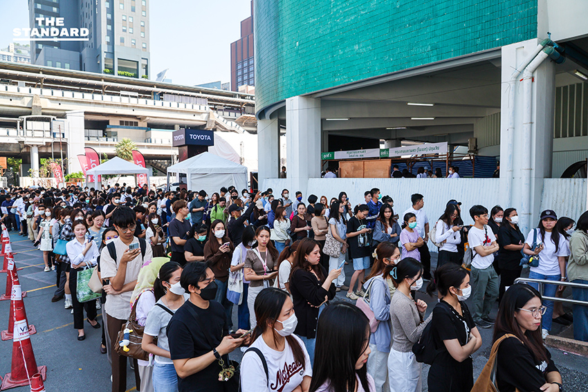 ประชาชนต่อแถวยาวรอใช้สิทธิเลือกตั้งล่วงหน้าภายในอาคารกีฬานิมิบุตร สนามกีฬาแห่งชาติ 9