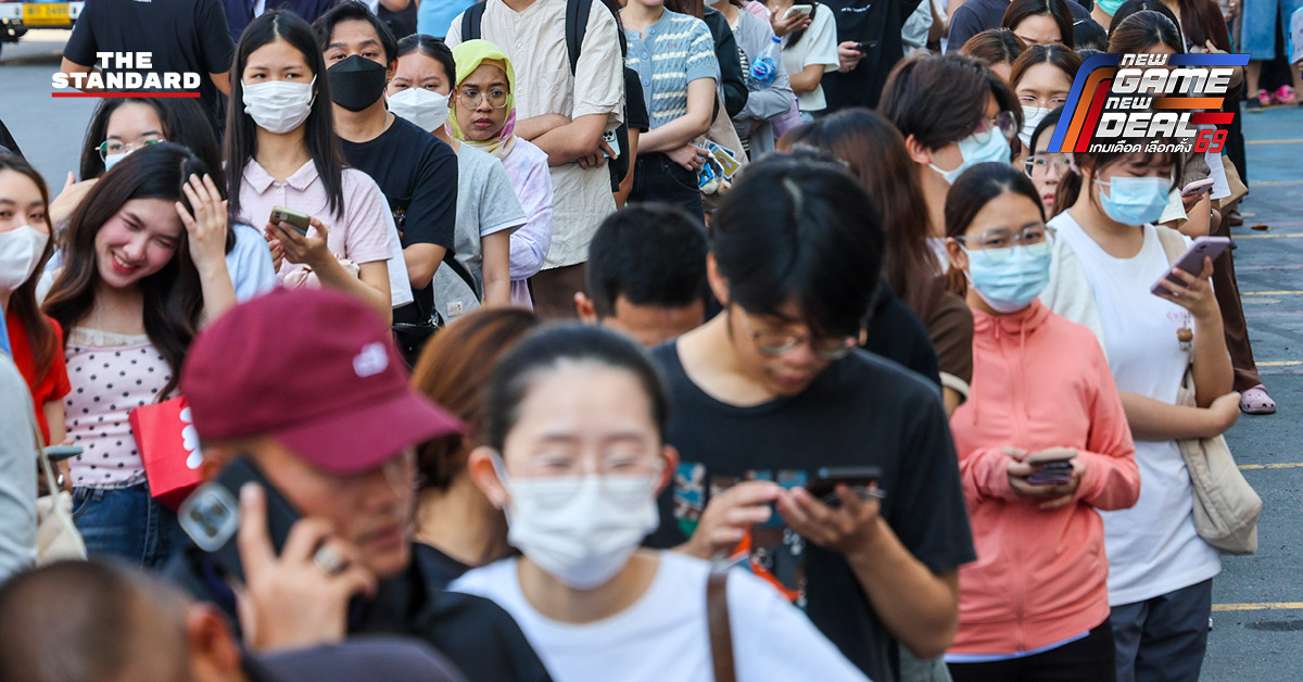 ประชาชนต่อแถวยาวรอใช้สิทธิเลือกตั้งล่วงหน้าภายในอาคารกีฬานิมิบุตร สนามกีฬาแห่งชาติ