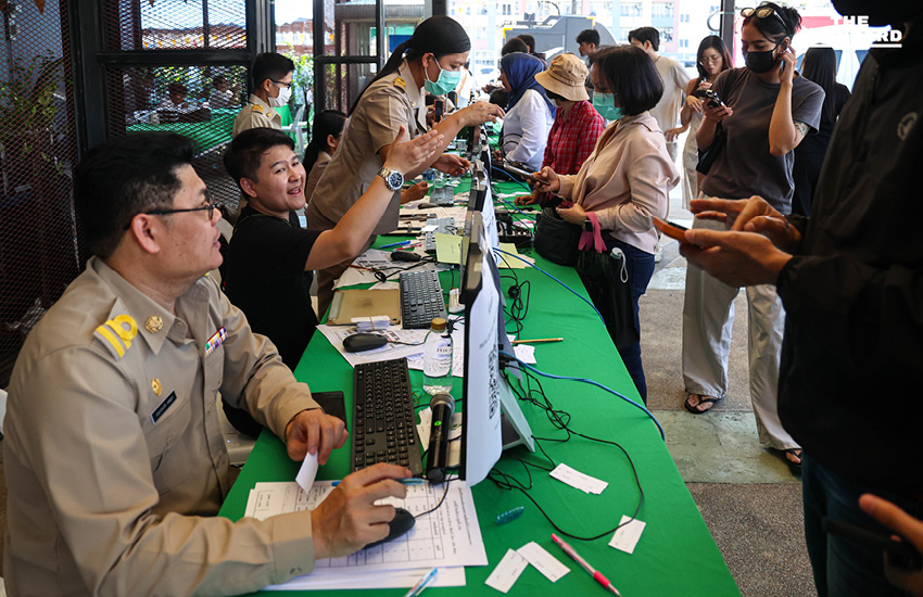 เจ้าหน้าที่สำนักงานเขตบางกะปิและ กปน. กำลังอำนวยความสะดวกประชาชนที่มาใช้สิทธิเลือกตั้งล่วงหน้า ณ หน่วยเลือกตั้งกลาง 1