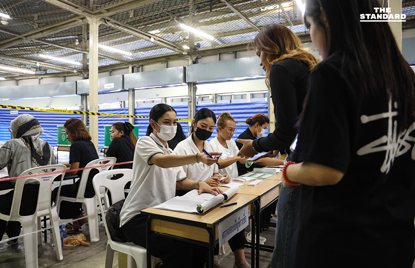 เจ้าหน้าที่สำนักงานเขตบางกะปิและ กปน. กำลังอำนวยความสะดวกประชาชนที่มาใช้สิทธิเลือกตั้งล่วงหน้า ณ หน่วยเลือกตั้งกลาง 10