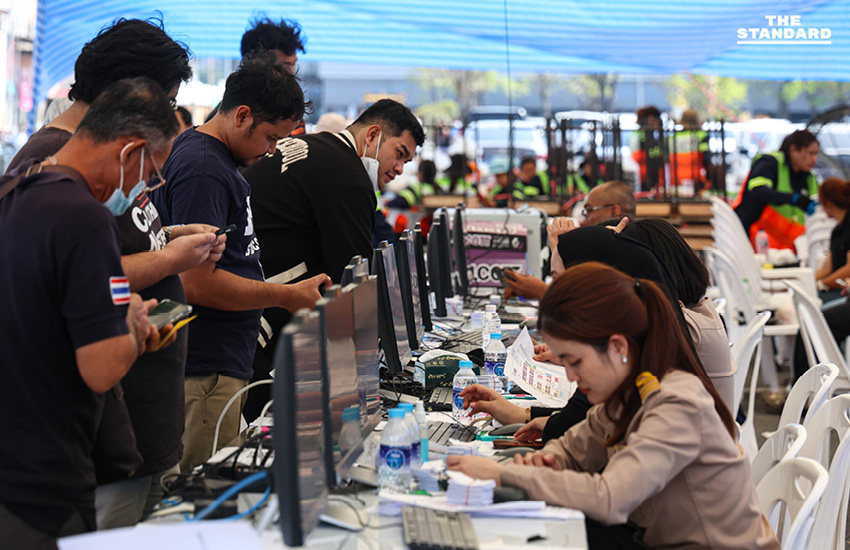 เจ้าหน้าที่สำนักงานเขตบางกะปิและ กปน. กำลังอำนวยความสะดวกประชาชนที่มาใช้สิทธิเลือกตั้งล่วงหน้า ณ หน่วยเลือกตั้งกลาง 11