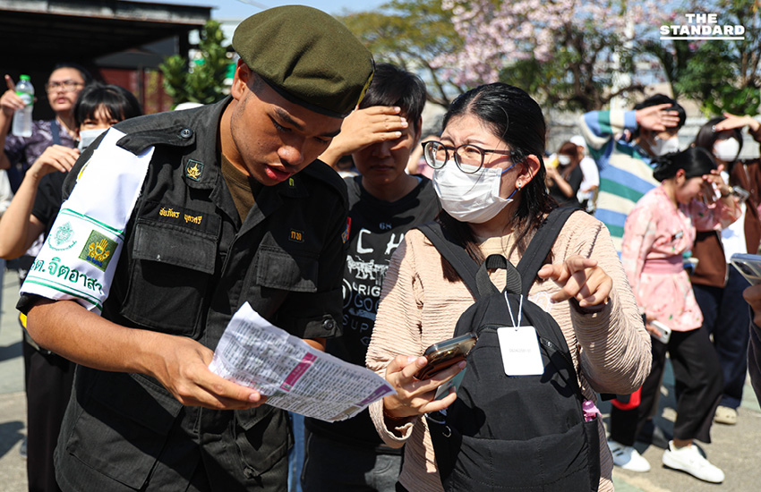 เจ้าหน้าที่สำนักงานเขตบางกะปิและ กปน. กำลังอำนวยความสะดวกประชาชนที่มาใช้สิทธิเลือกตั้งล่วงหน้า ณ หน่วยเลือกตั้งกลาง 4