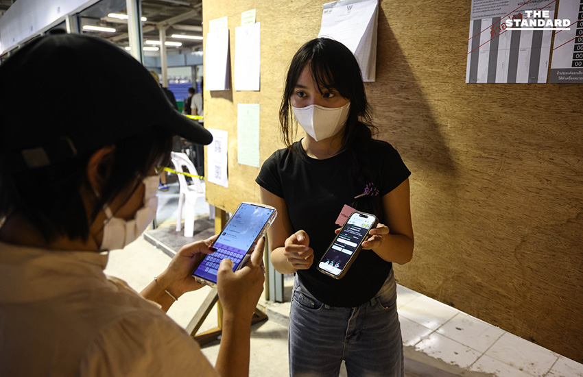 เจ้าหน้าที่สำนักงานเขตบางกะปิและ กปน. กำลังอำนวยความสะดวกประชาชนที่มาใช้สิทธิเลือกตั้งล่วงหน้า ณ หน่วยเลือกตั้งกลาง 7