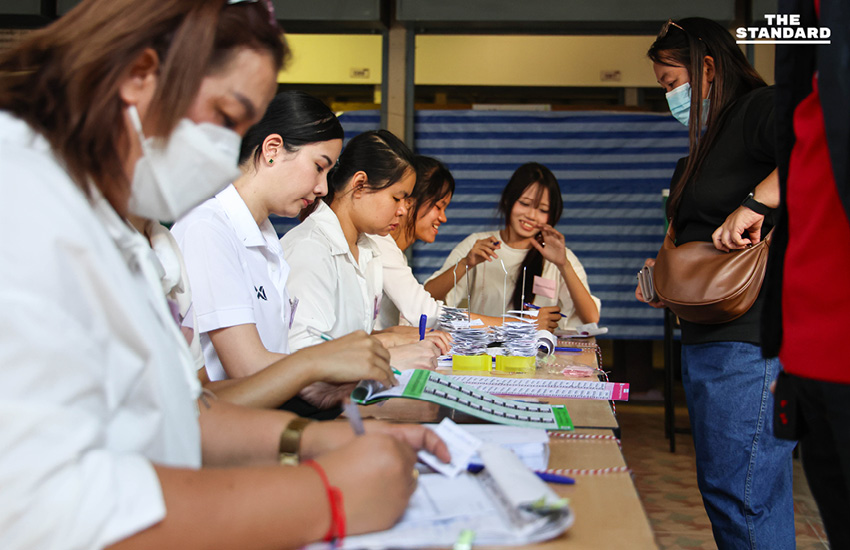 เจ้าหน้าที่สำนักงานเขตบางกะปิและ กปน. กำลังอำนวยความสะดวกประชาชนที่มาใช้สิทธิเลือกตั้งล่วงหน้า ณ หน่วยเลือกตั้งกลาง 8