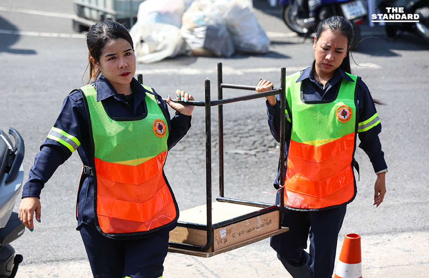 เจ้าหน้าที่สำนักงานเขตบางกะปิและ กปน. กำลังอำนวยความสะดวกประชาชนที่มาใช้สิทธิเลือกตั้งล่วงหน้า ณ หน่วยเลือกตั้งกลาง 9