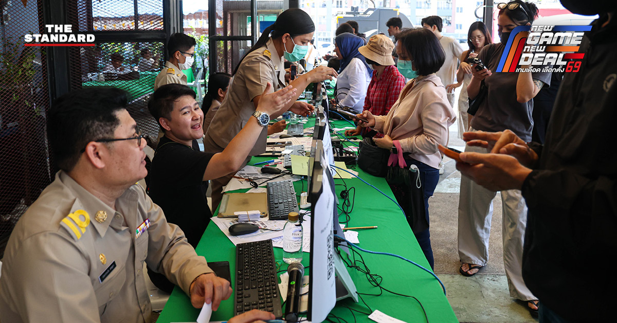 เจ้าหน้าที่สำนักงานเขตบางกะปิและ กปน. กำลังอำนวยความสะดวกประชาชนที่มาใช้สิทธิเลือกตั้งล่วงหน้า ณ หน่วยเลือกตั้งกลาง