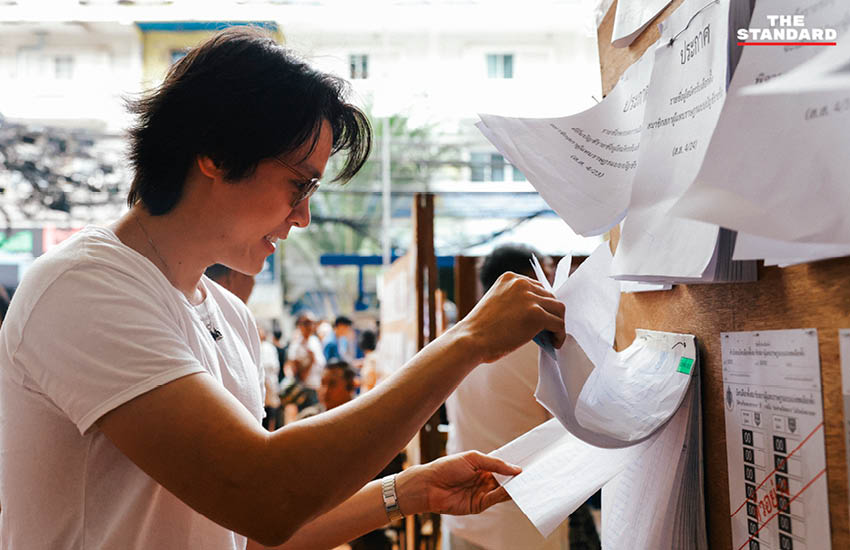 เอม ภูมิภัทร นักแสดงชื่อดัง เข้าคูหาใช้สิทธิเลือกตั้งที่หน่วยเลือกตั้งเขตวัฒนา 1