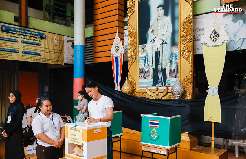 เอม ภูมิภัทร นักแสดงชื่อดัง เข้าคูหาใช้สิทธิเลือกตั้งที่หน่วยเลือกตั้งเขตวัฒนา 3