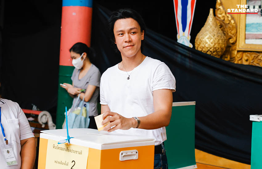 เอม ภูมิภัทร นักแสดงชื่อดัง เข้าคูหาใช้สิทธิเลือกตั้งที่หน่วยเลือกตั้งเขตวัฒนา 4