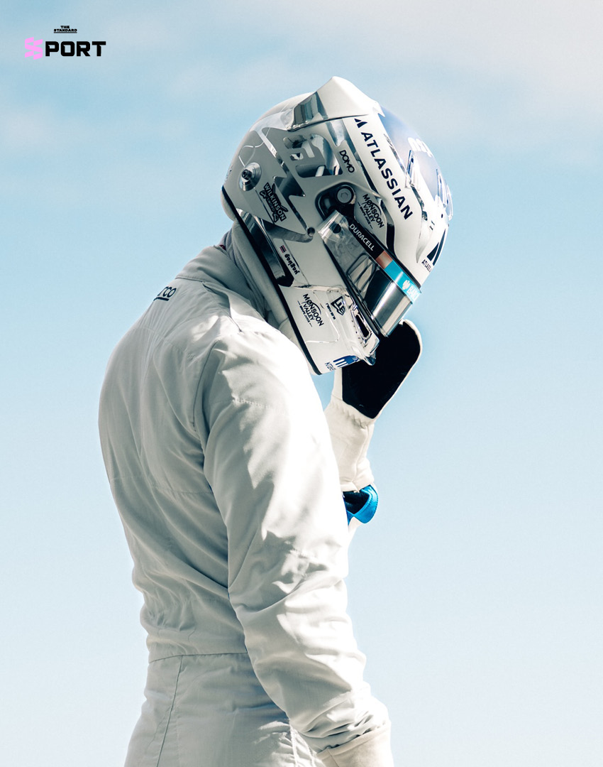 อเล็กซ์ อัลบอน สวมหมวกกันน็อกดีไซน์ใหม่ สีขาวสุดคลาสสิก 3