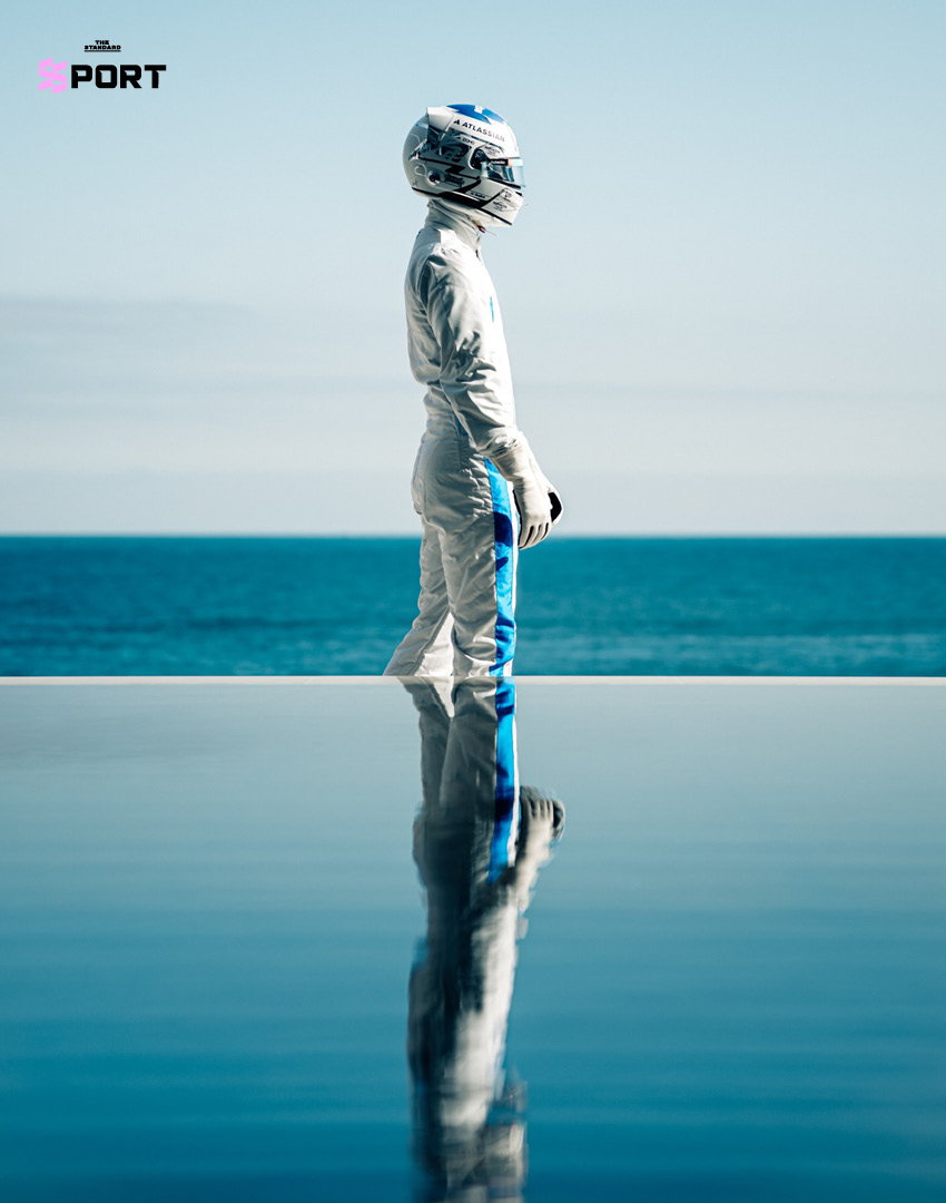 อเล็กซ์ อัลบอน สวมหมวกกันน็อกดีไซน์ใหม่ สีขาวสุดคลาสสิก 4