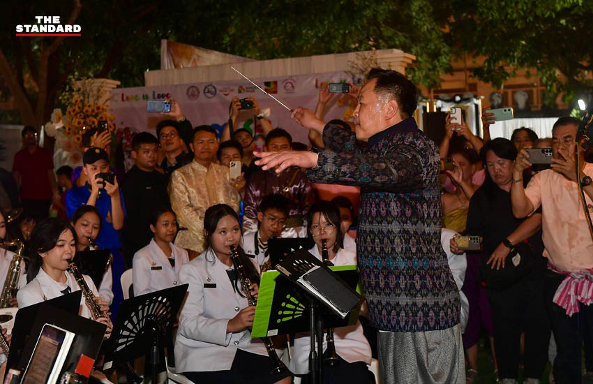 นายกรัฐมนตรี อนุทิน ชาญวีรกูล สวมชุดไทยโบราณขับรถราง เปิดงานแผ่นดินสมเด็จพระนารายณ์มหาราช ที่ลพบุรี 4