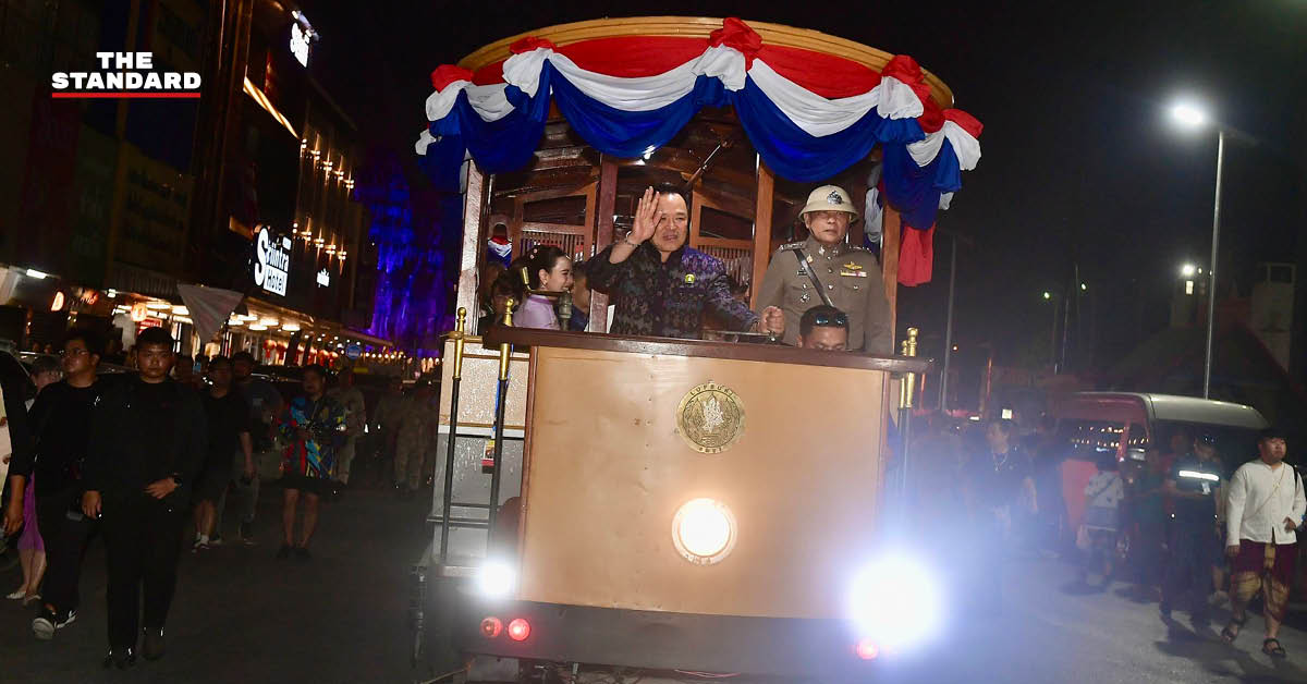 นายกรัฐมนตรี อนุทิน ชาญวีรกูล สวมชุดไทยโบราณขับรถราง เปิดงานแผ่นดินสมเด็จพระนารายณ์มหาราช ที่ลพบุรี