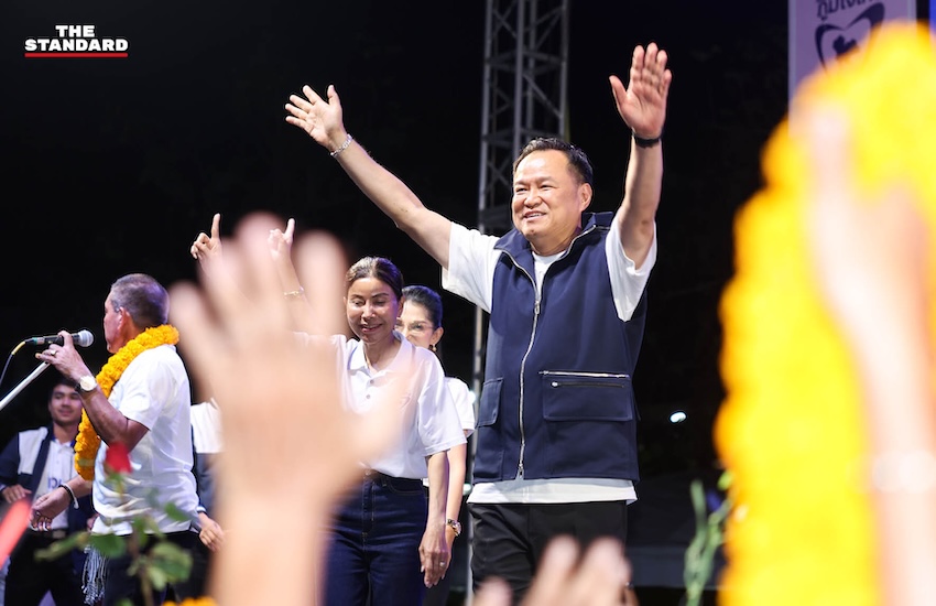 อนุทิน ชาญวีรกูล หัวหน้าพรรคภูมิใจไทย ปราศรัยหาเสียงบนเวทีที่ จ.นครศรีธรรมราช 2