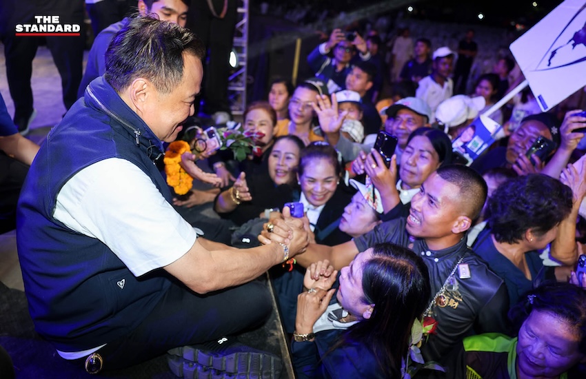 อนุทิน ชาญวีรกูล หัวหน้าพรรคภูมิใจไทย ปราศรัยหาเสียงบนเวทีที่ จ.นครศรีธรรมราช 7