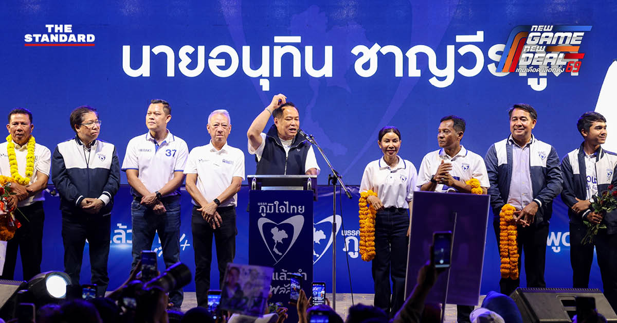 อนุทิน ชาญวีรกูล หัวหน้าพรรคภูมิใจไทย ปราศรัยหาเสียงบนเวทีที่ จ.นครศรีธรรมราช