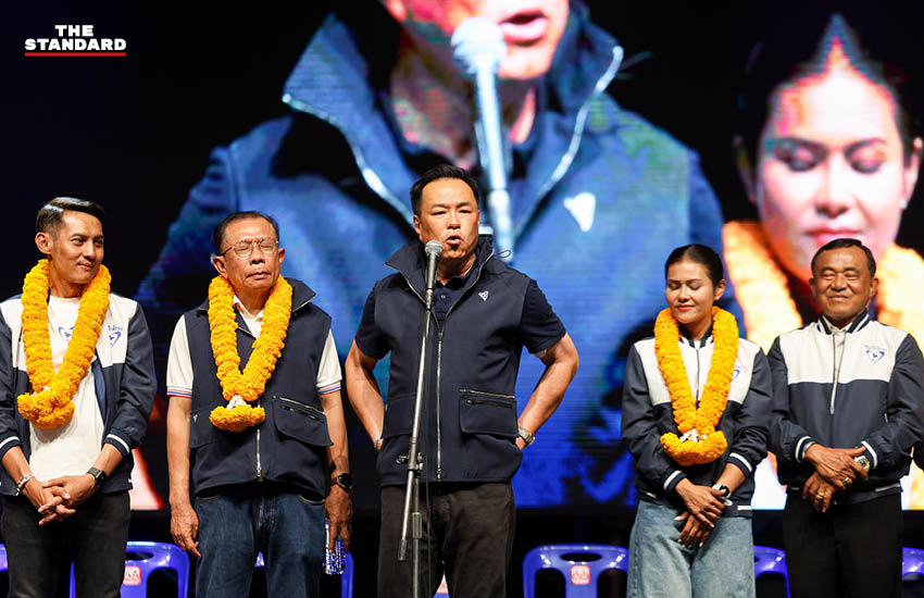 อนุทิน ชาญวีรกูล หัวหน้าพรรคภูมิใจไทย ปราศรัยหาเสียงต่อหน้าประชาชนจำนวนมากที่ตลาดสามโคก จังหวัดปทุมธานี 1