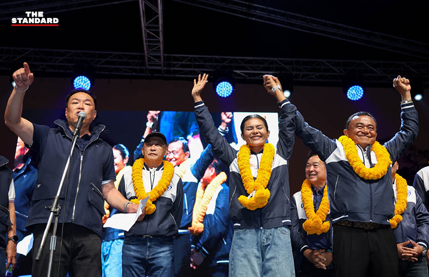 อนุทิน ชาญวีรกูล หัวหน้าพรรคภูมิใจไทย ปราศรัยหาเสียงต่อหน้าประชาชนจำนวนมากที่ตลาดสามโคก จังหวัดปทุมธานี 3