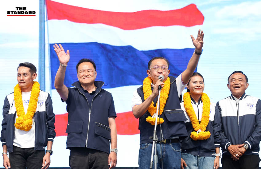 อนุทิน ชาญวีรกูล หัวหน้าพรรคภูมิใจไทย ปราศรัยหาเสียงต่อหน้าประชาชนจำนวนมากที่ตลาดสามโคก จังหวัดปทุมธานี 5