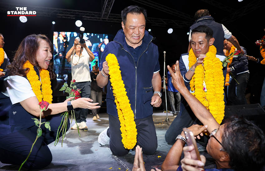 อนุทิน ชาญวีรกูล หัวหน้าพรรคภูมิใจไทย ปราศรัยหาเสียงต่อหน้าประชาชนจำนวนมากที่ตลาดสามโคก จังหวัดปทุมธานี 7