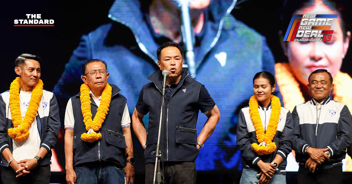 อนุทิน ชาญวีรกูล หัวหน้าพรรคภูมิใจไทย ปราศรัยหาเสียงต่อหน้าประชาชนจำนวนมากที่ตลาดสามโคก จังหวัดปทุมธานี