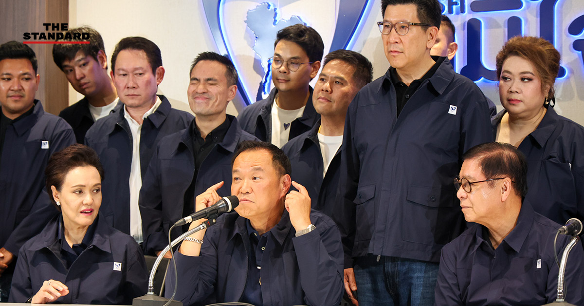 อนุทิน ชาญวีรกูล หัวหน้าพรรคภูมิใจไทย ยืนยิ้มระหว่างการให้สัมภาษณ์หลังชัยชนะการเลือกตั้ง