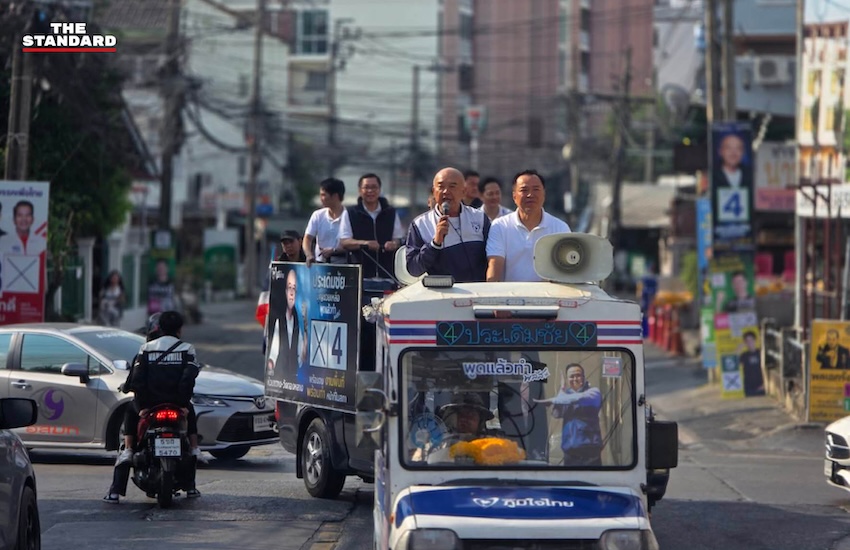 อนุทิน ชาญวีรกูล หัวหน้าพรรคภูมิใจไทย ขึ้นรถแห่หาเสียงในกรุงเทพฯ ช่วยผู้สมัคร สส. ขอคะแนนโค้งสุดท้าย 1