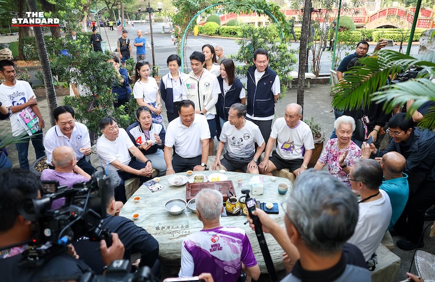 อนุทิน ชาญวีรกูล หัวหน้าพรรคภูมิใจไทย ขึ้นรถแห่หาเสียงในกรุงเทพฯ ช่วยผู้สมัคร สส. ขอคะแนนโค้งสุดท้าย 6