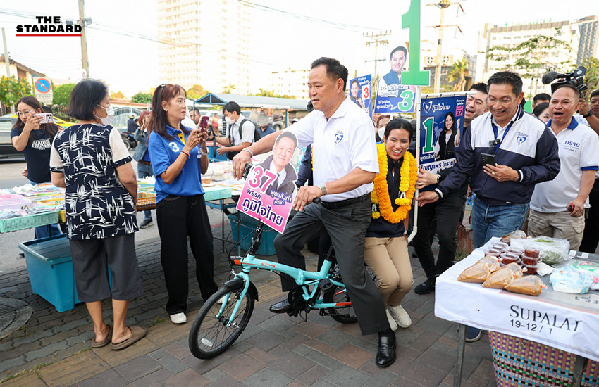 อนุทิน ชาญวีรกูล หัวหน้าพรรคภูมิใจไทย ปั่นจักรยานหาเสียงร่วมกับกัญญาพร แก้วทิพย์ ในจังหวัดนนทบุรี 1