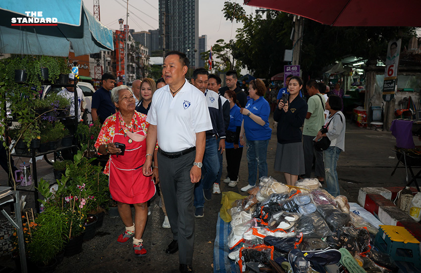 อนุทิน ชาญวีรกูล หัวหน้าพรรคภูมิใจไทย ปั่นจักรยานหาเสียงร่วมกับกัญญาพร แก้วทิพย์ ในจังหวัดนนทบุรี 2