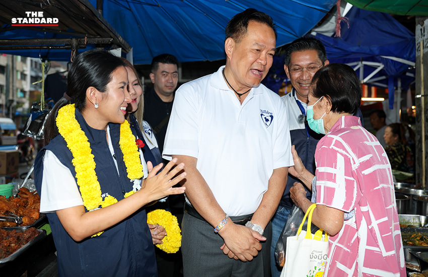 อนุทิน ชาญวีรกูล หัวหน้าพรรคภูมิใจไทย ปั่นจักรยานหาเสียงร่วมกับกัญญาพร แก้วทิพย์ ในจังหวัดนนทบุรี 3