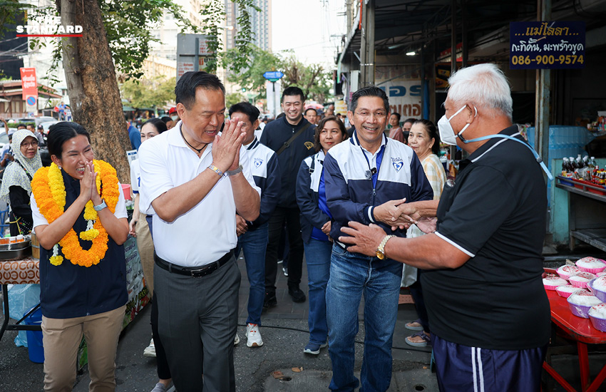 อนุทิน ชาญวีรกูล หัวหน้าพรรคภูมิใจไทย ปั่นจักรยานหาเสียงร่วมกับกัญญาพร แก้วทิพย์ ในจังหวัดนนทบุรี 4
