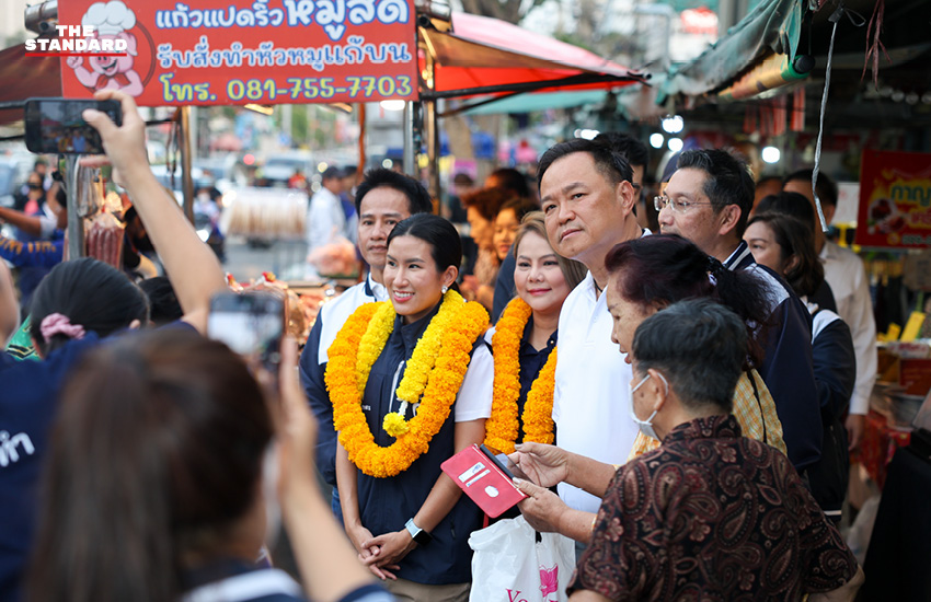 อนุทิน ชาญวีรกูล หัวหน้าพรรคภูมิใจไทย ปั่นจักรยานหาเสียงร่วมกับกัญญาพร แก้วทิพย์ ในจังหวัดนนทบุรี 7