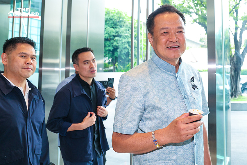 อนุทิน ชาญวีรกูล หัวหน้าพรรคภูมิใจไทย นำประชุม สส. และแกนนำพรรค ณ ที่ทำการพรรคภูมิใจไทย 1