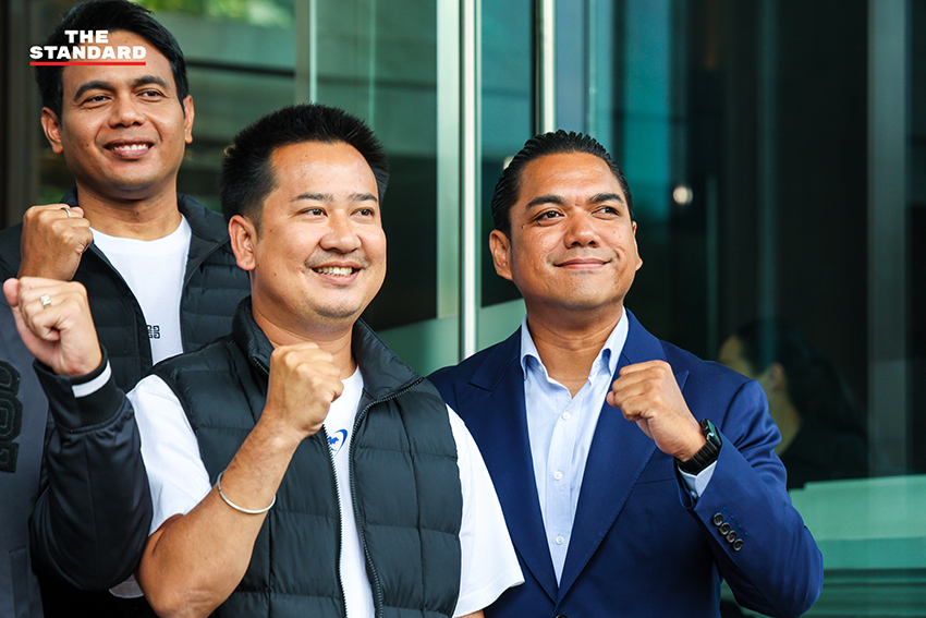 อนุทิน ชาญวีรกูล หัวหน้าพรรคภูมิใจไทย นำประชุม สส. และแกนนำพรรค ณ ที่ทำการพรรคภูมิใจไทย 16