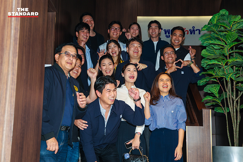 อนุทิน ชาญวีรกูล หัวหน้าพรรคภูมิใจไทย นำประชุม สส. และแกนนำพรรค ณ ที่ทำการพรรคภูมิใจไทย 17