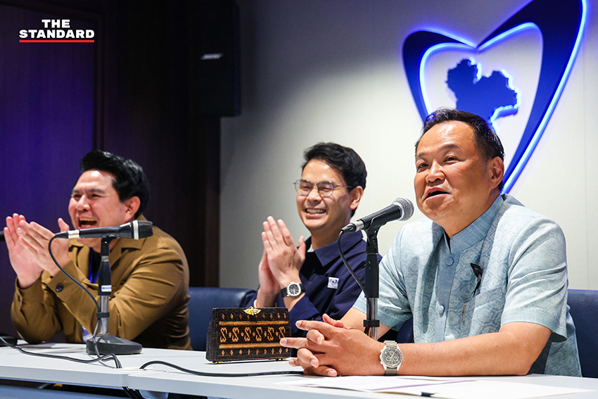 อนุทิน ชาญวีรกูล หัวหน้าพรรคภูมิใจไทย นำประชุม สส. และแกนนำพรรค ณ ที่ทำการพรรคภูมิใจไทย 19