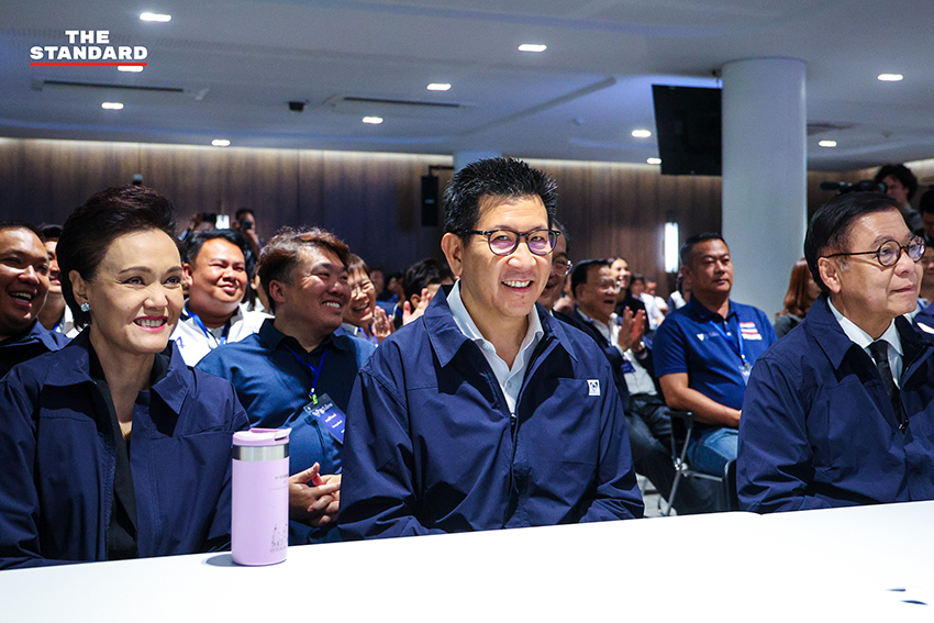 อนุทิน ชาญวีรกูล หัวหน้าพรรคภูมิใจไทย นำประชุม สส. และแกนนำพรรค ณ ที่ทำการพรรคภูมิใจไทย 2